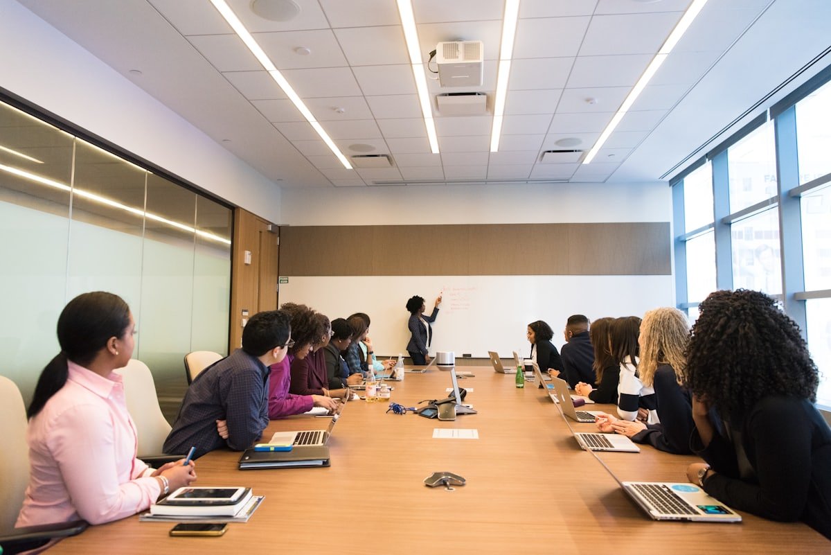 Comité de dirección reunido en una sala de directorio revisando indicadores